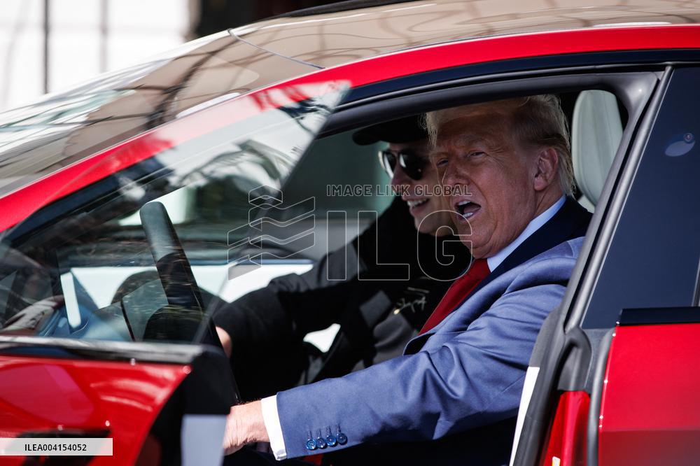 DC: President Trump views Tesla vehicles in Front of The White House