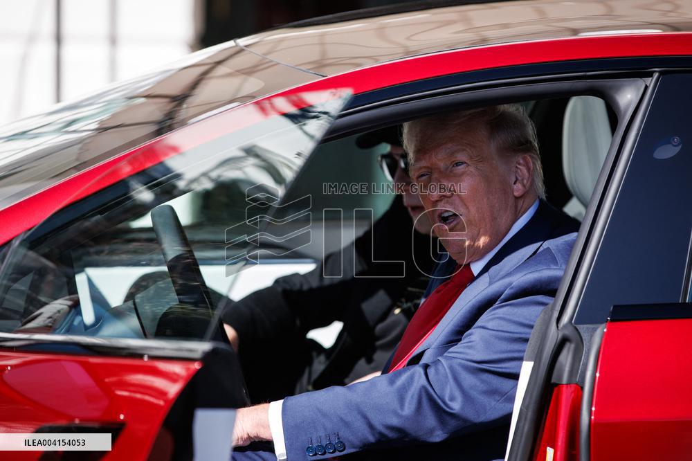 DC: President Trump views Tesla vehicles in Front of The White House