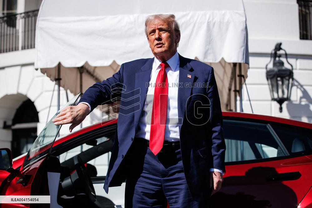 DC: President Trump views Tesla vehicles in Front of The White House