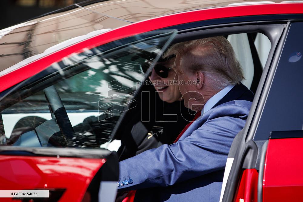 DC: President Trump views Tesla vehicles in Front of The White House