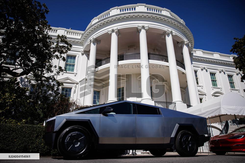 DC: President Trump views Tesla vehicles in Front of The White House