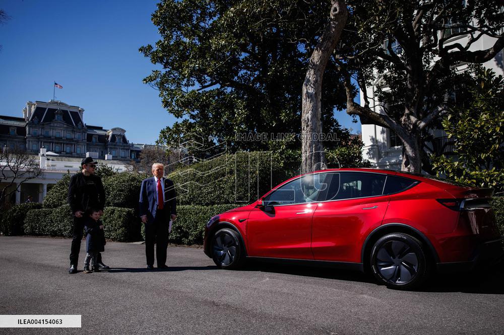 DC: President Trump views Tesla vehicles in Front of The White House