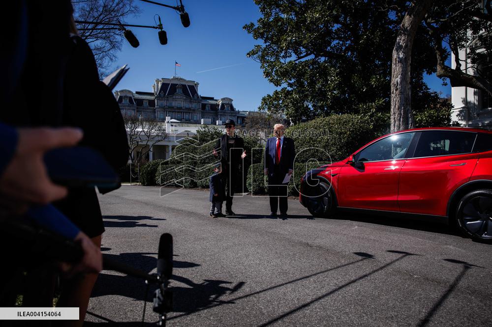DC: President Trump views Tesla vehicles in Front of The White House