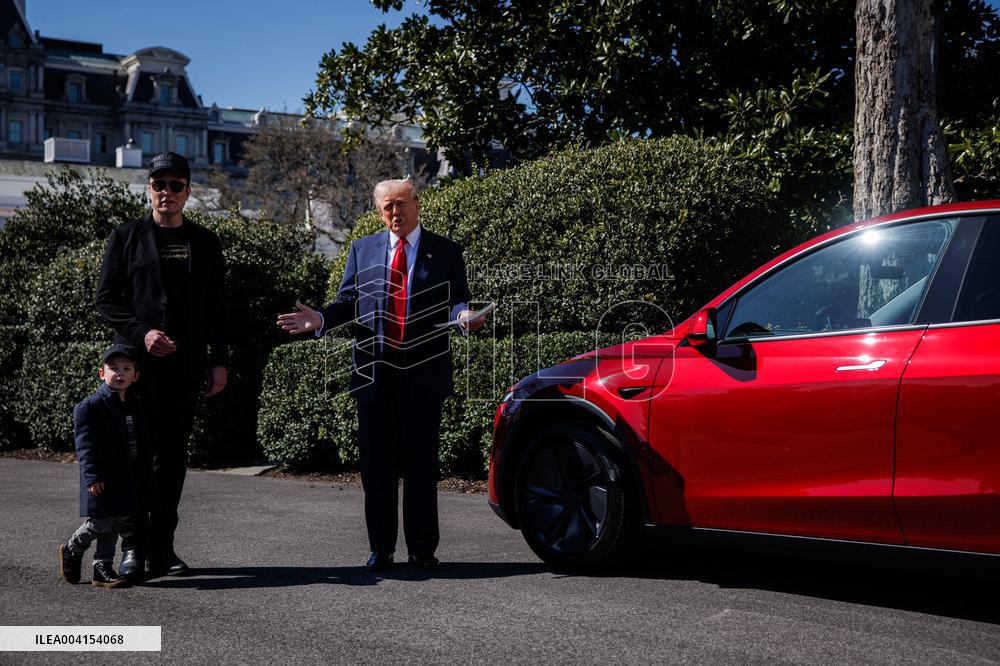 DC: President Trump views Tesla vehicles in Front of The White House
