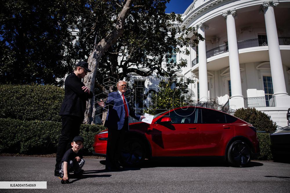DC: President Trump views Tesla vehicles in Front of The White House
