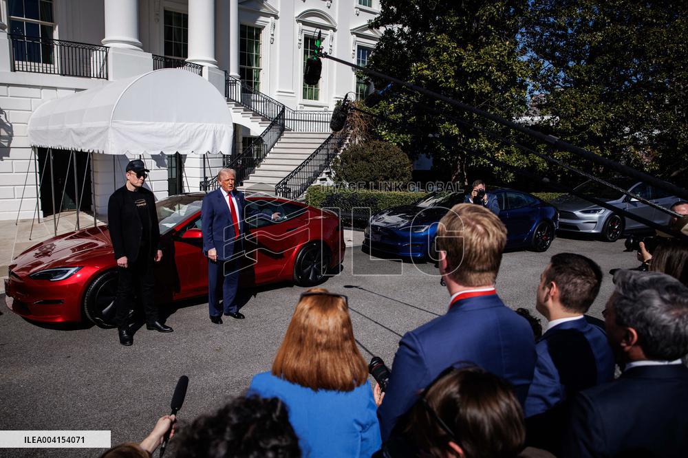 DC: President Trump views Tesla vehicles in Front of The White House