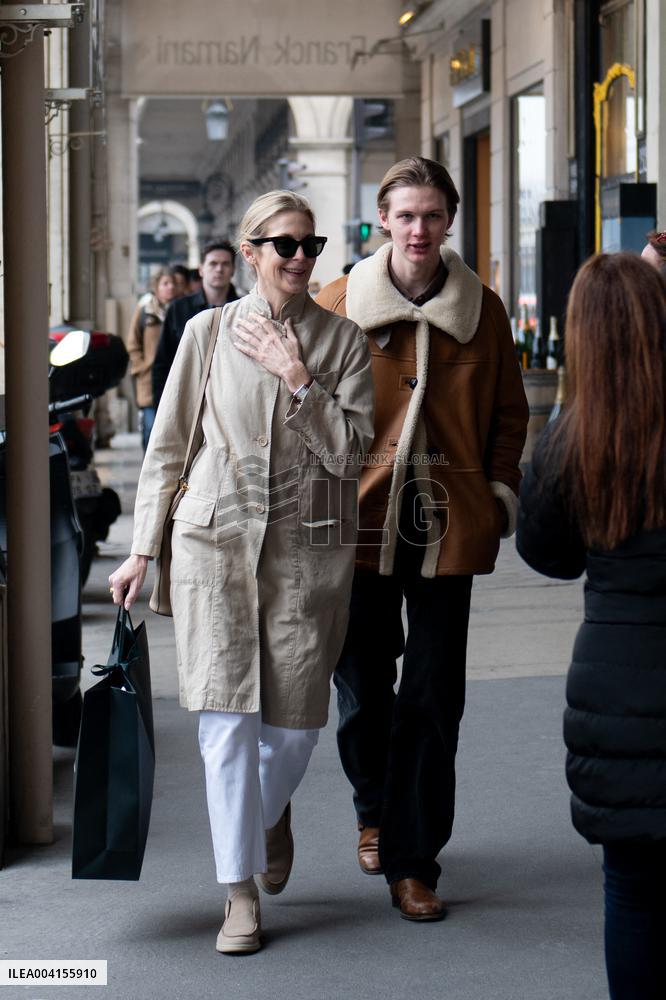Kelly Rutherford And Son Shopping - Paris