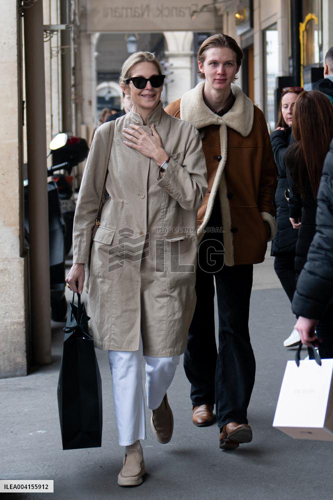 Kelly Rutherford And Son Shopping - Paris