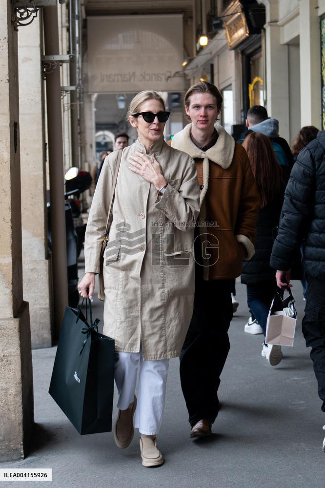 Kelly Rutherford And Son Shopping - Paris
