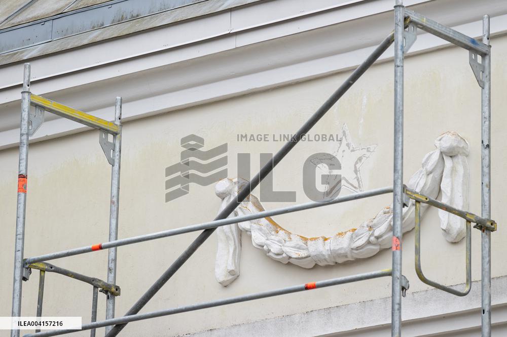 Soviet symbols removed from NÃµmme District Government building