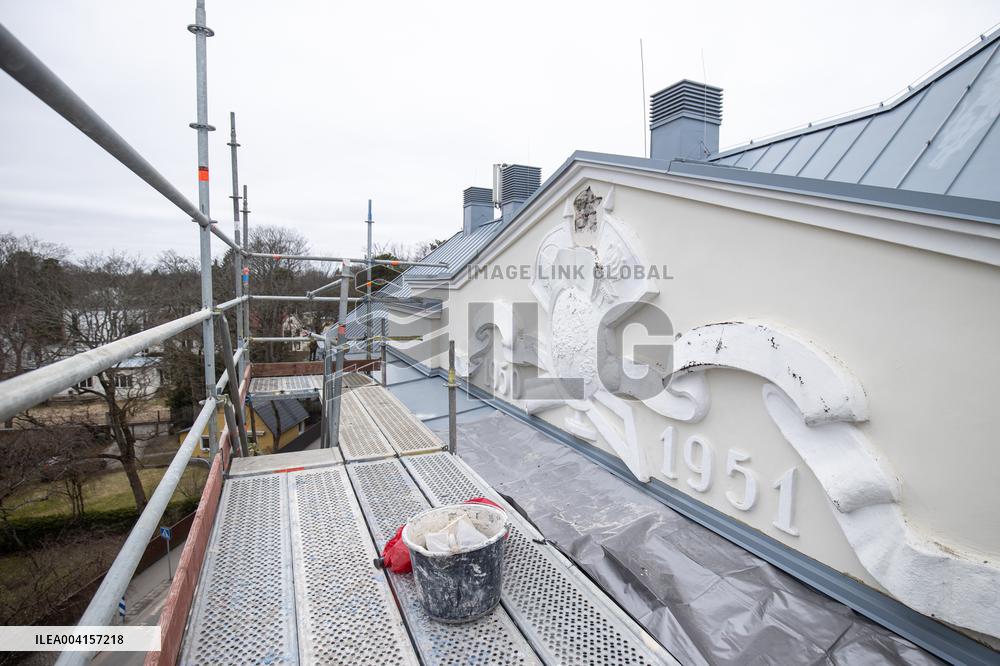 Soviet symbols removed from NÃµmme District Government building