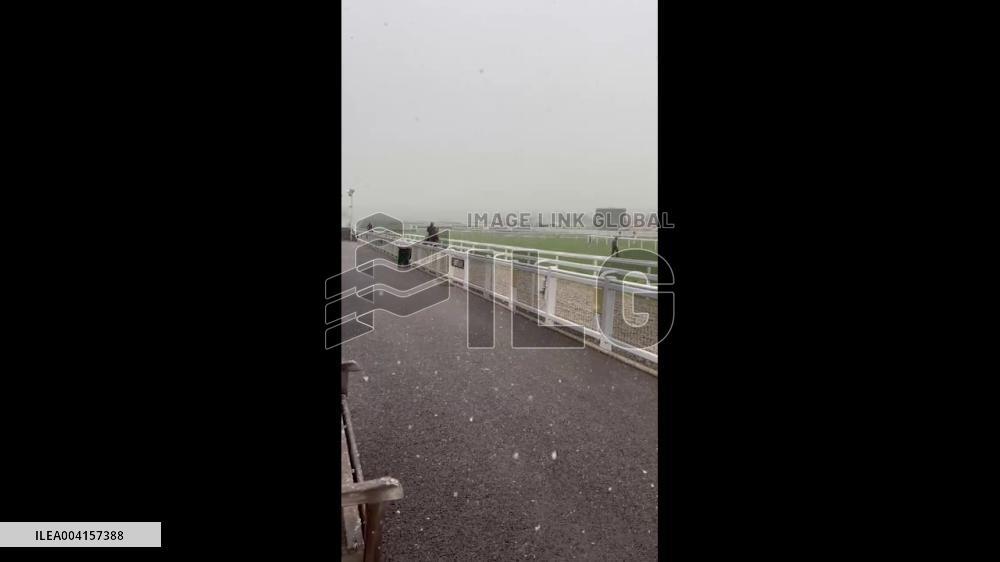 US: Unexpected Snowfall in Cheltenham Ahead of 2nd Day of Festival 2
