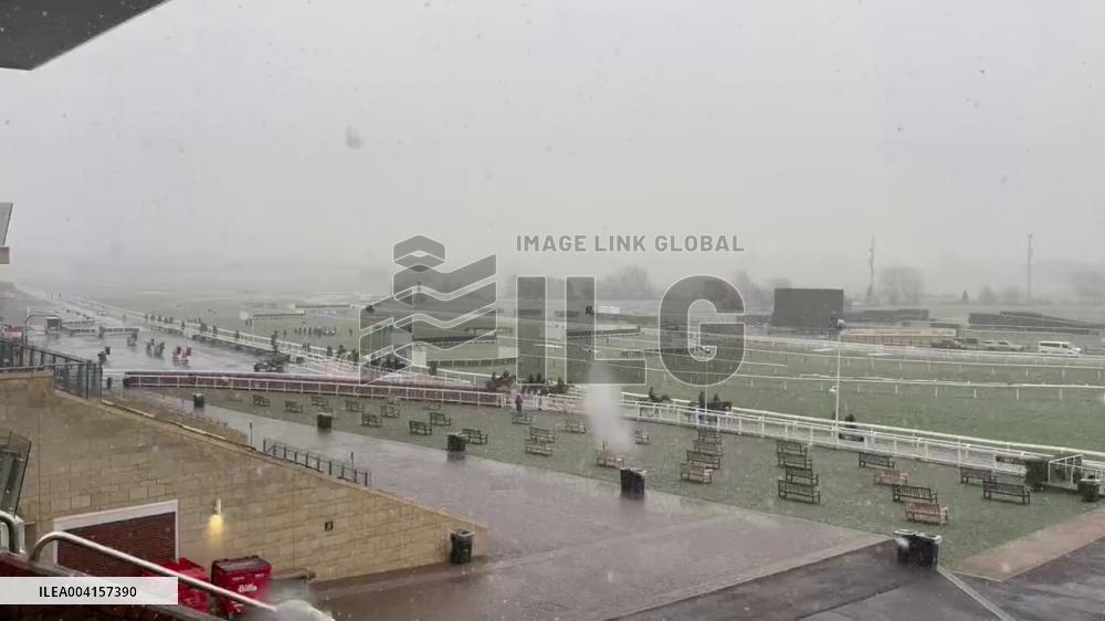US: Unexpected Snowfall in Cheltenham Ahead of 2nd Day of Festival