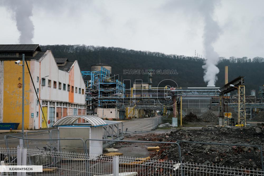 Melenchon Meets Union Members of The Vencorex Chemical Plant - Pont-de-Claix