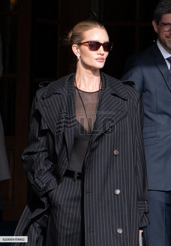 PFW - Rosie Huntington-Whiteley Leaves Her Hotel