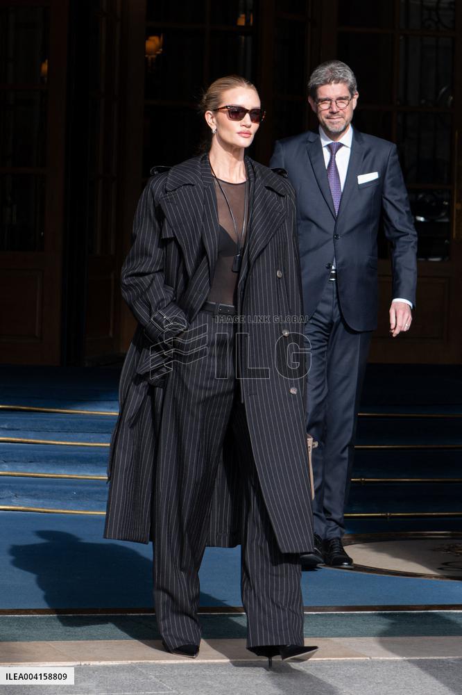 PFW - Rosie Huntington-Whiteley Leaves Her Hotel