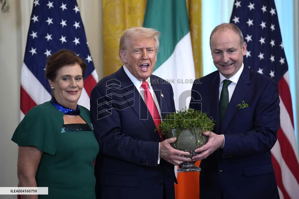 Donald Trump receives a bowl of shamrocks - Washington