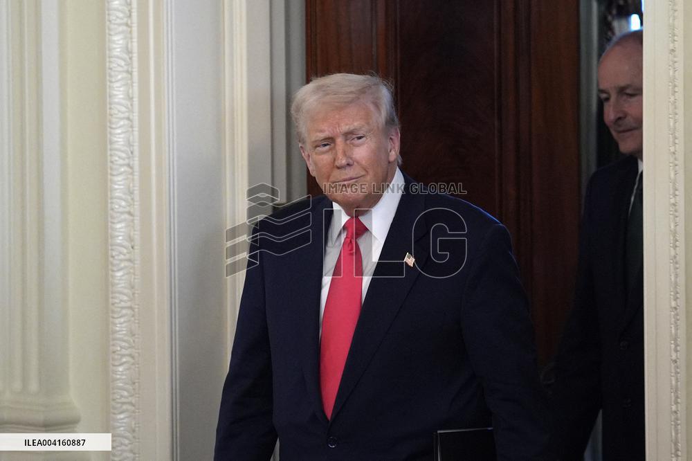 Donald Trump receives a bowl of shamrocks - Washington