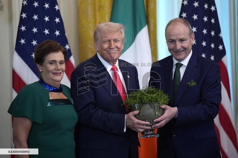Donald Trump receives a bowl of shamrocks - Washington
