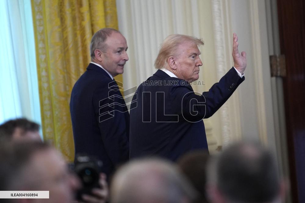 Donald Trump receives a bowl of shamrocks - Washington