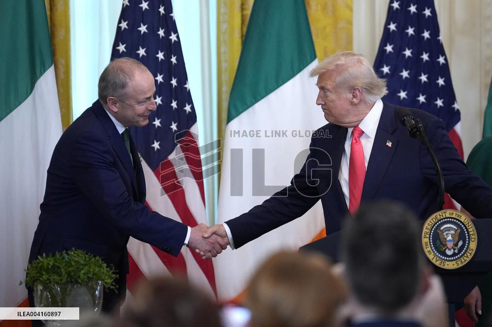 Donald Trump receives a bowl of shamrocks - Washington