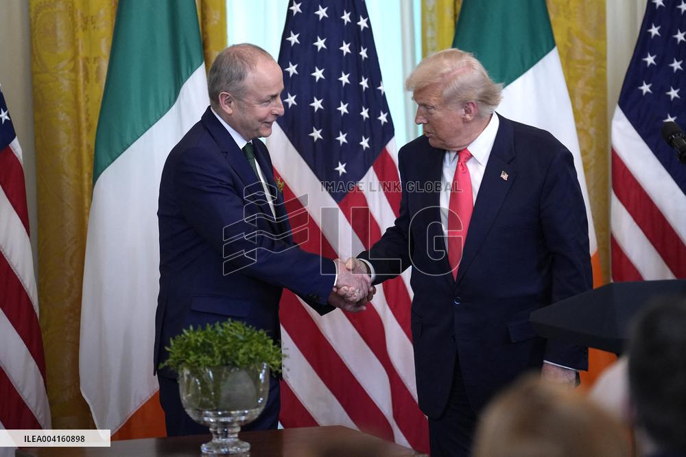 Donald Trump receives a bowl of shamrocks - Washington