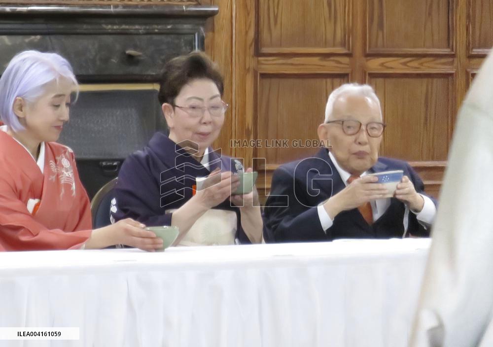 Japanese tea ceremony performed in Washington