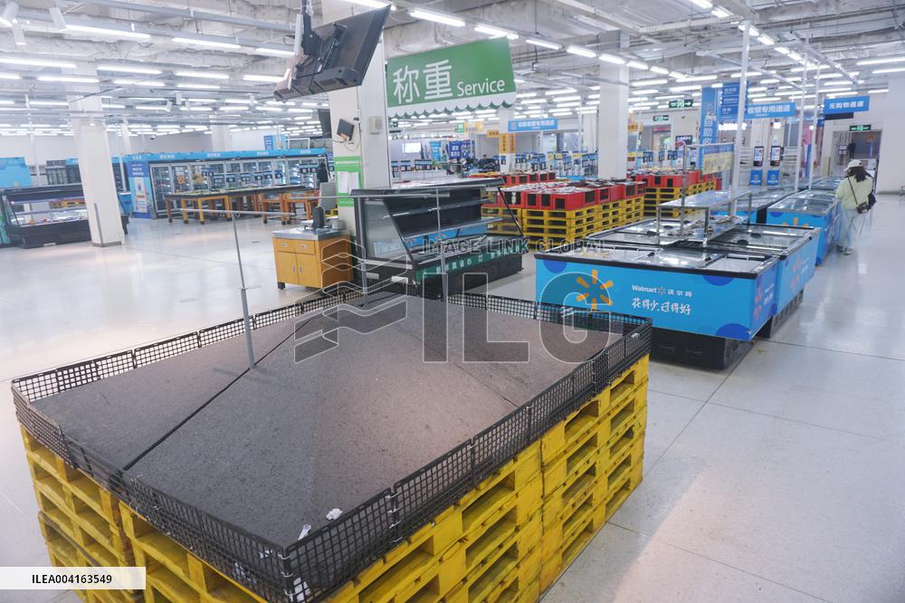 Walmart Store Close in Hangzhou