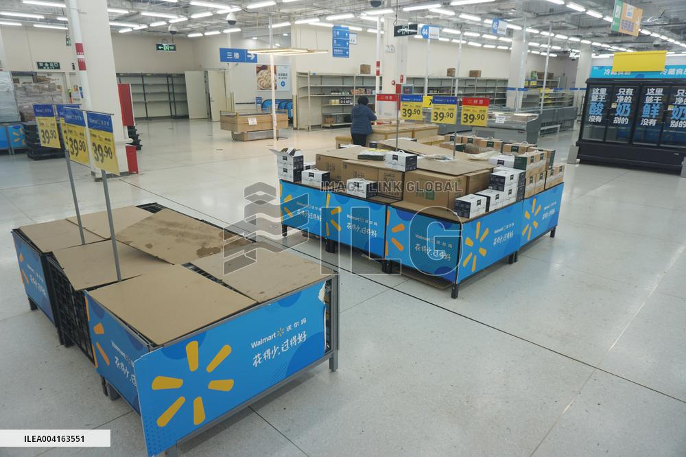 Walmart Store Close in Hangzhou