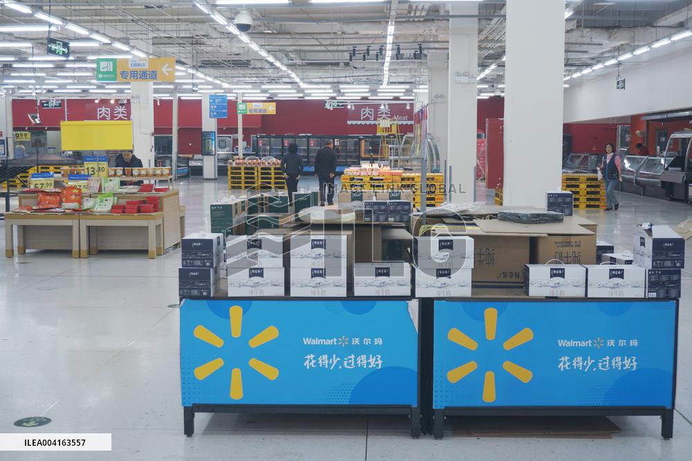 Walmart Store Close in Hangzhou