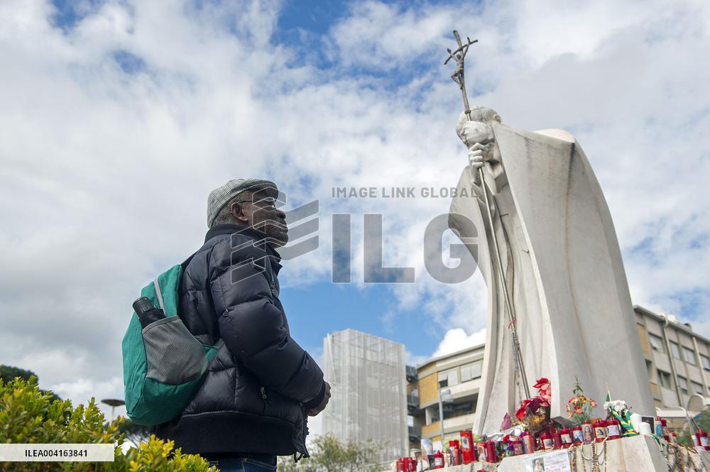 Prayers Outside Romes Agostino Gemelli Polyclinic