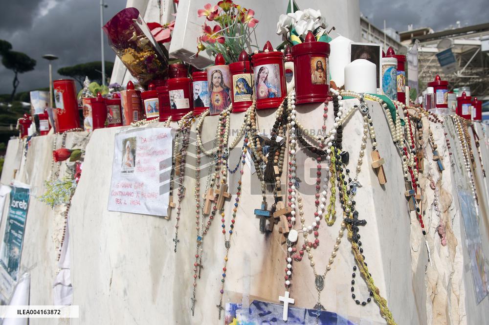 Prayers Outside Romes Agostino Gemelli Polyclinic