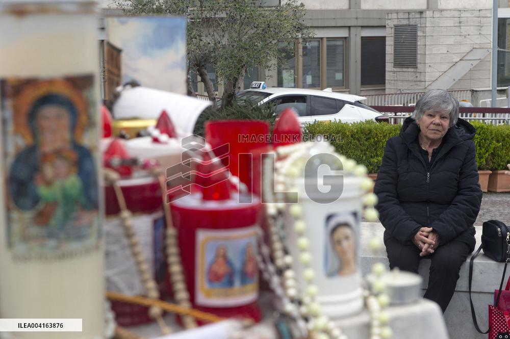 Prayers Outside Romes Agostino Gemelli Polyclinic