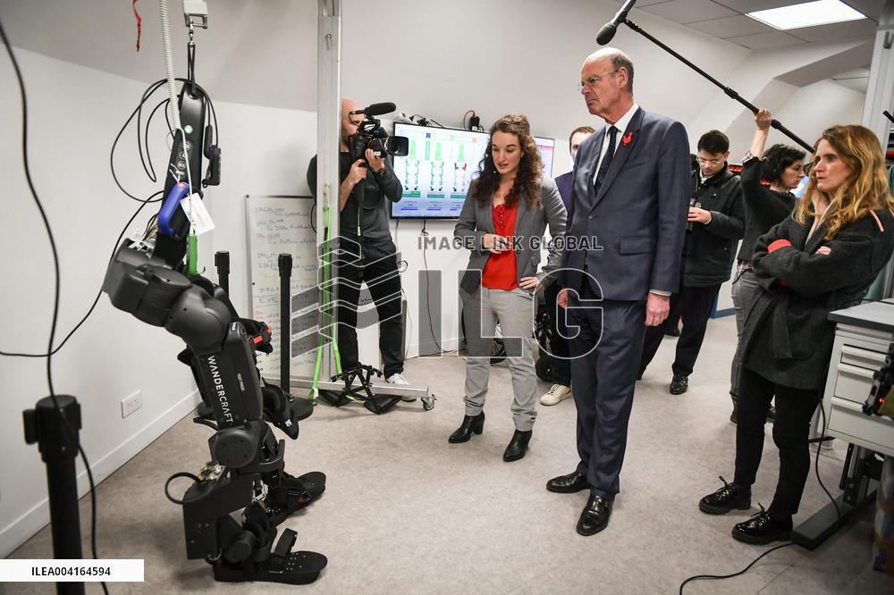 Eric Lombard visits Windcraft company in Paris FA