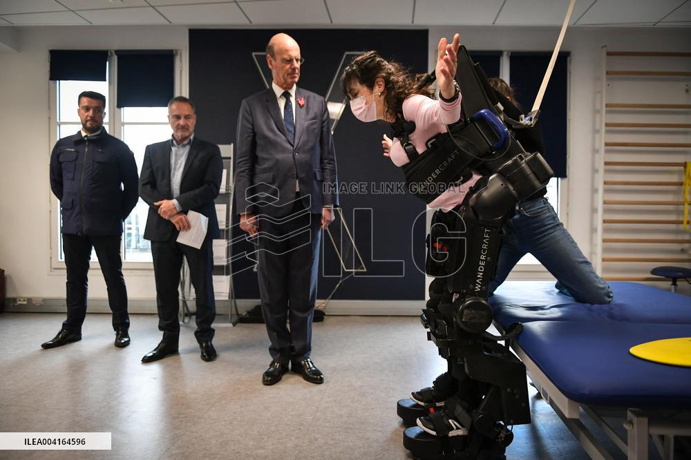 Eric Lombard visits Windcraft company in Paris FA