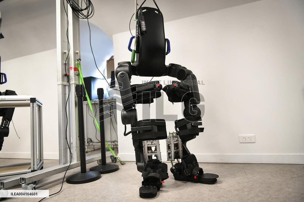 Eric Lombard visits Windcraft company in Paris FA