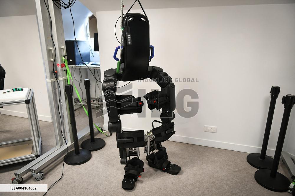 Eric Lombard visits Windcraft company in Paris FA