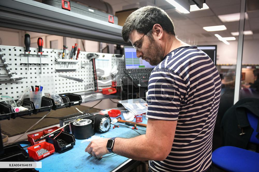 Eric Lombard visits Windcraft company in Paris FA