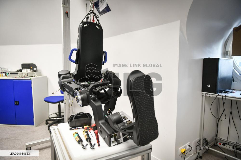 Eric Lombard visits Windcraft company in Paris FA