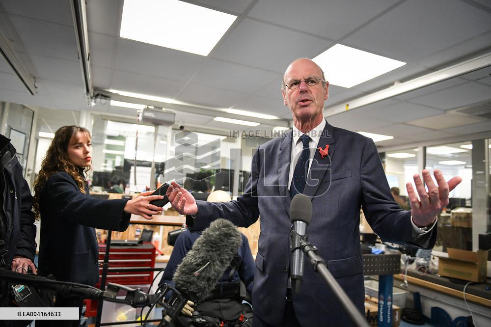 Eric Lombard visits Windcraft company in Paris FA