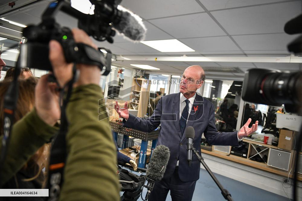 Eric Lombard visits Windcraft company in Paris FA