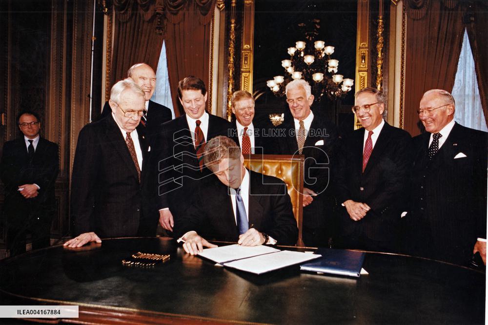 Clinton Signs First Presidential Orders