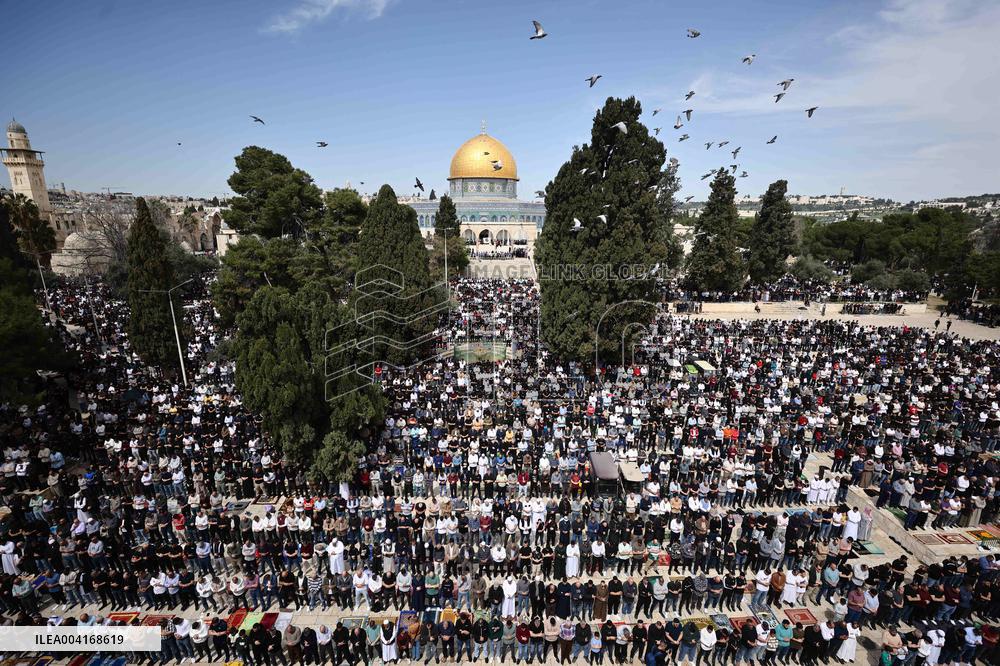 Thousands Of Muslims Pray at Al-Aqsa Mosque - Jerusalem