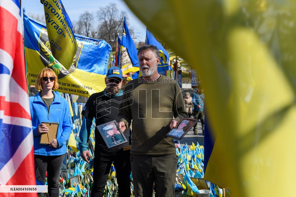 Fallen US volunteer fighters honored on Maidan Nezalezhnosti