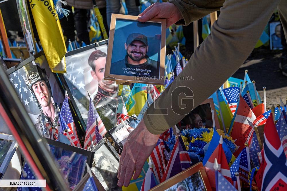 Fallen US volunteer fighters honored on Maidan Nezalezhnosti