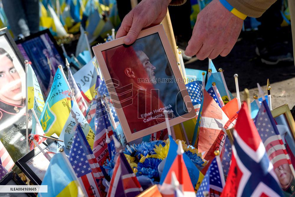 Fallen US volunteer fighters honored on Maidan Nezalezhnosti
