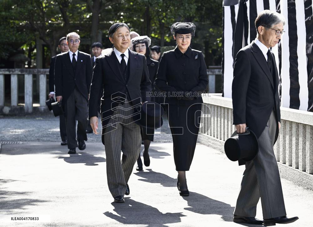Japan Emperor at tomb of late princess