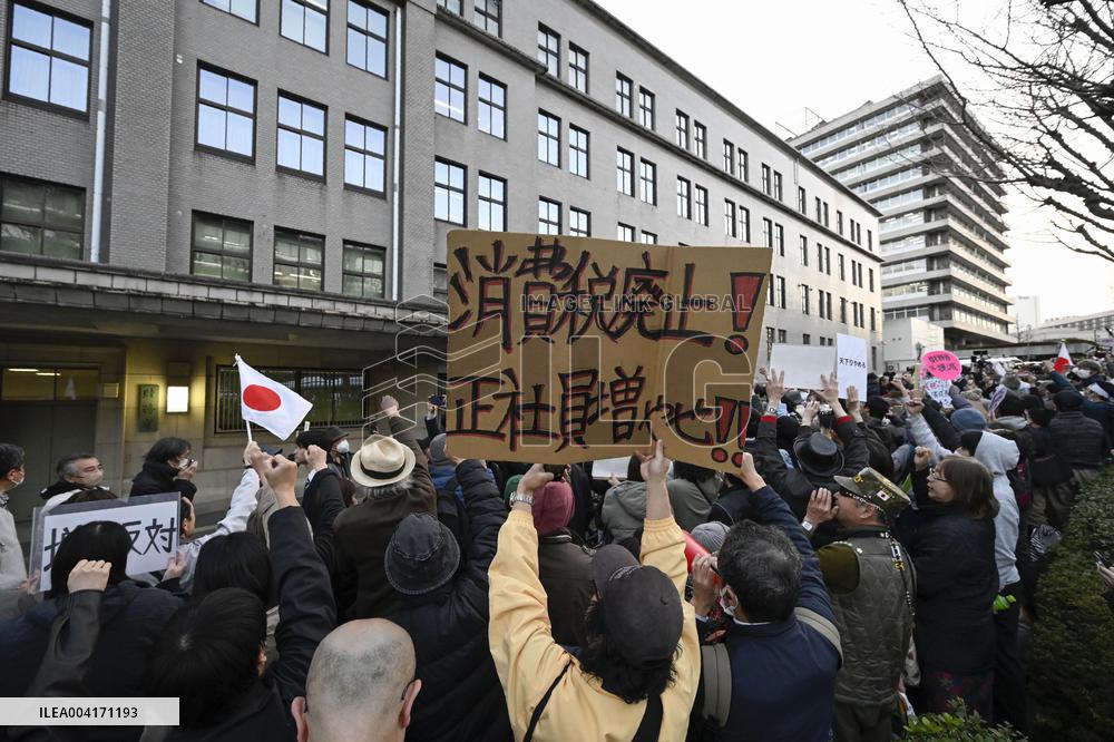 Protesters demand tax cuts in Japan