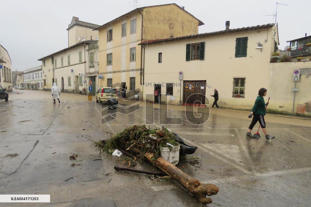Florence On Flood Alert As Heavy Rain Closes Museums And Roads