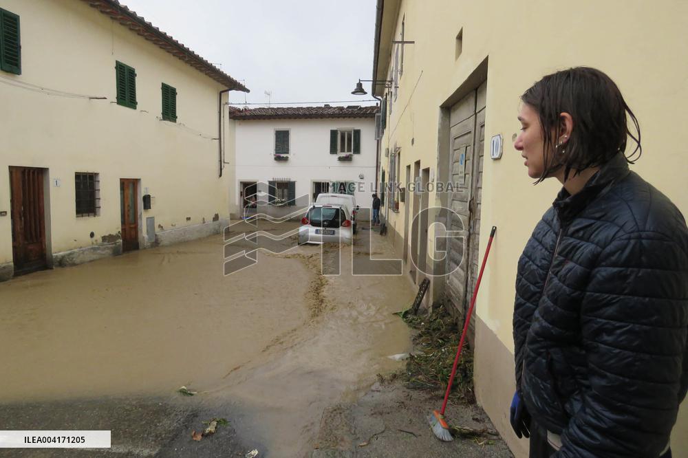 Florence On Flood Alert As Heavy Rain Closes Museums And Roads